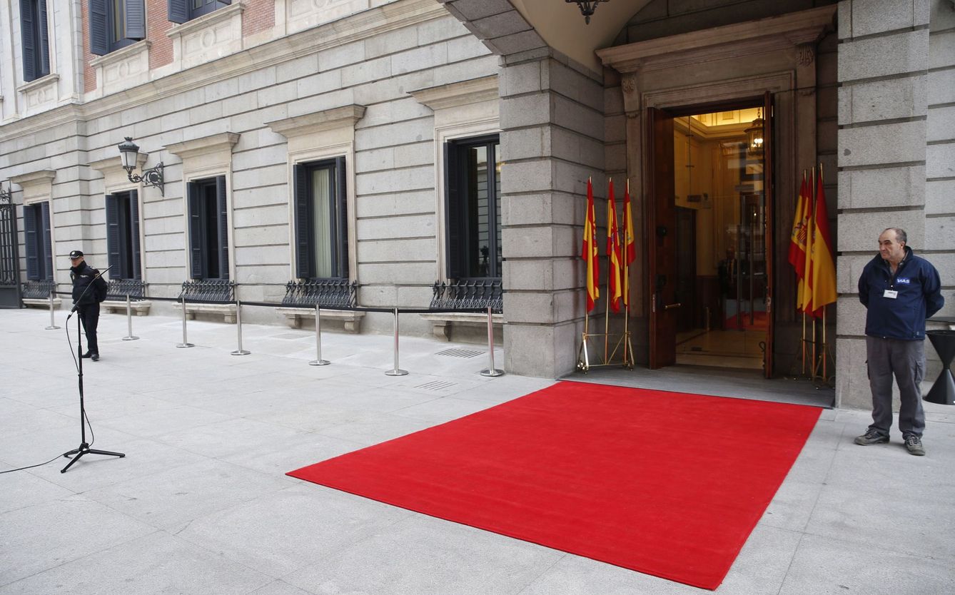 Vista de la entrada al Congreso este lunes en Madrid antes de la apertura de la XIV Legislatura. (EFE)