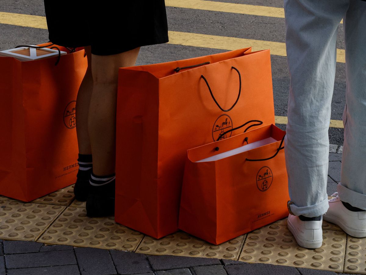 Foto: Compradores de Hermès en Hong Kong. (Reuters/Tyrone Siu)
