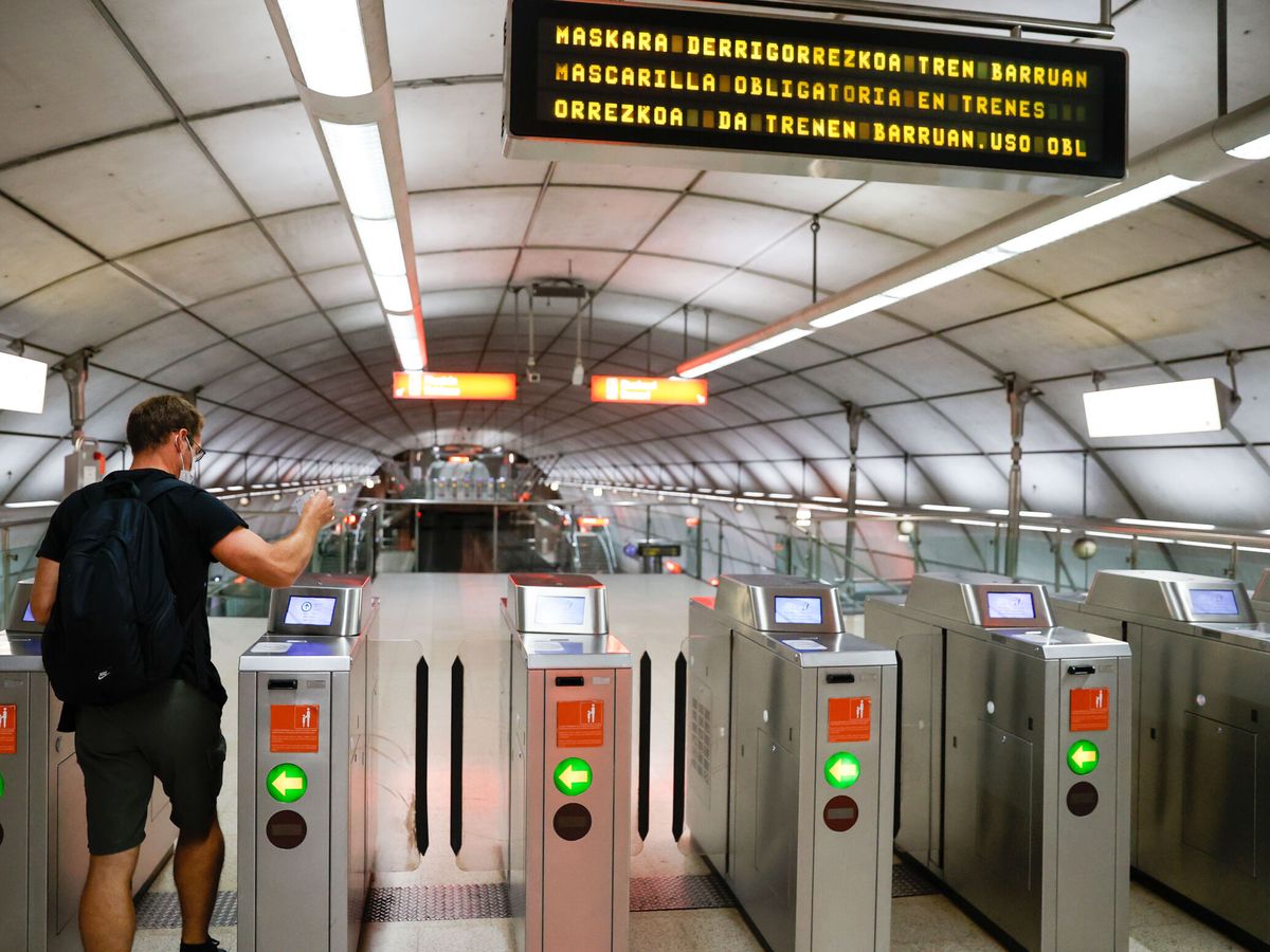 Foto: Un usuario del metro de Bilbao, entra por una máquina canceladora con la bonificación del 50%. (EFE/Luis Tejido)