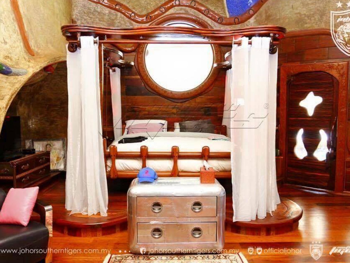 Dormitorio en el palacio Istana Mersing. (johorsoutherntigers.com.my)