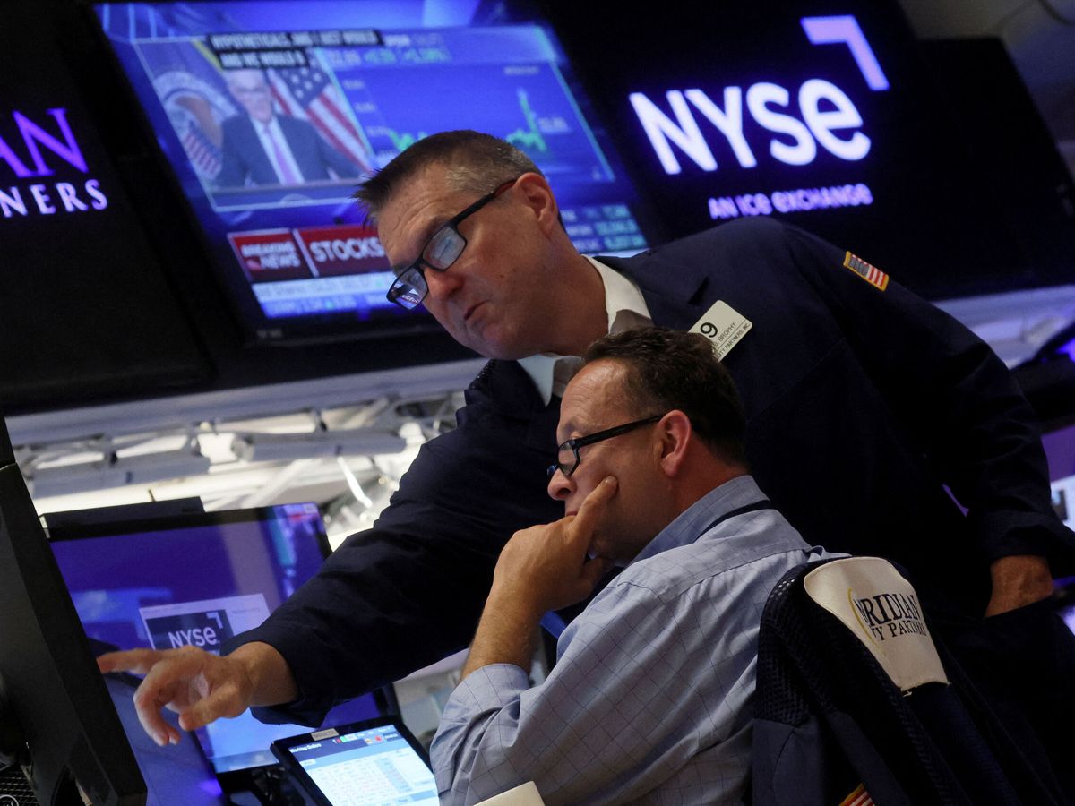 Foto: Inversores en la bolsa de Nueva York (Reuters/Brendan McDermid)