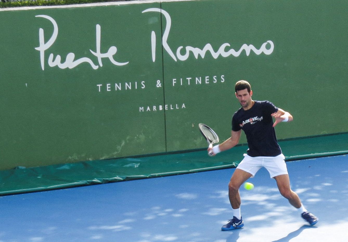 Djokovic entrena en el club de tenis Puente Romano, de Marbella. (Reuters) 