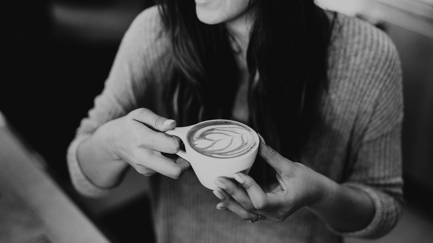 Aprovecha los beneficios psicoestimulantes y la capacidad de aumentar el nivel de actividad físico y mental del café. (Brooke Cagle para Unsplash)