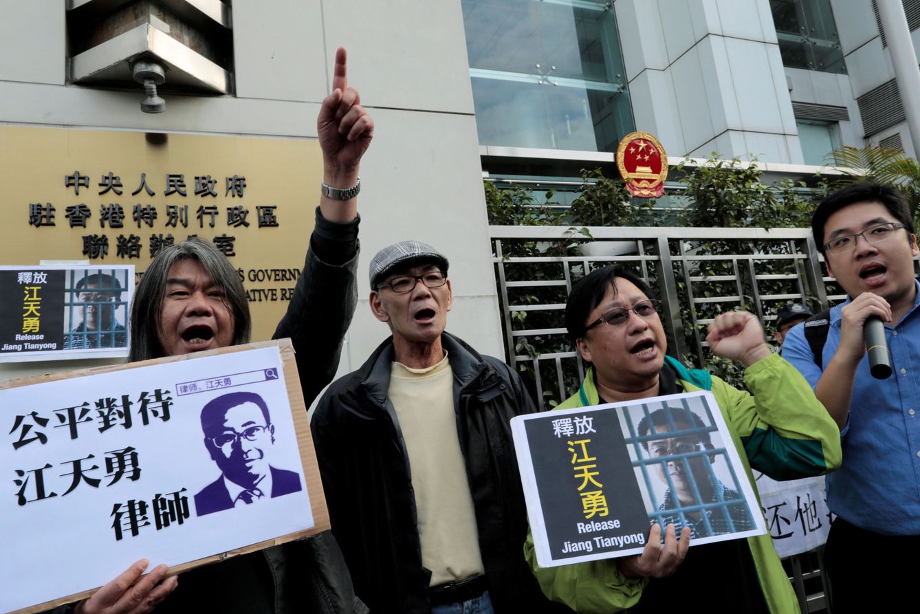 Protesta a favor del abogado represaliado Jiang Tianyong en Hong Kong, en diciembre de 2016. (Reuters)
