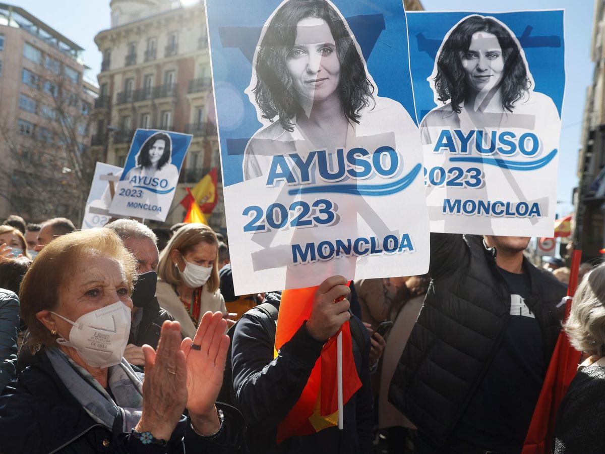 Foto: Manifestación a favor de Isabel Díaz Ayuso en Génova. (EFE/Emilio Naranjo)