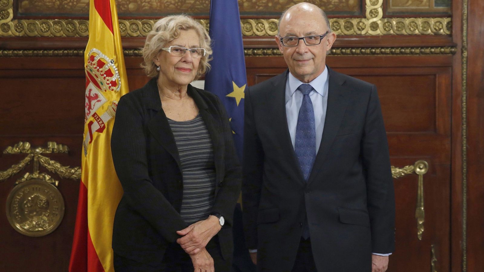 Foto: La alcaldesa de Madrid, Manuela Carmena, y el ministro de Hacienda, Cristóbal Montoro, reunidos en el ministerio. (EFE)