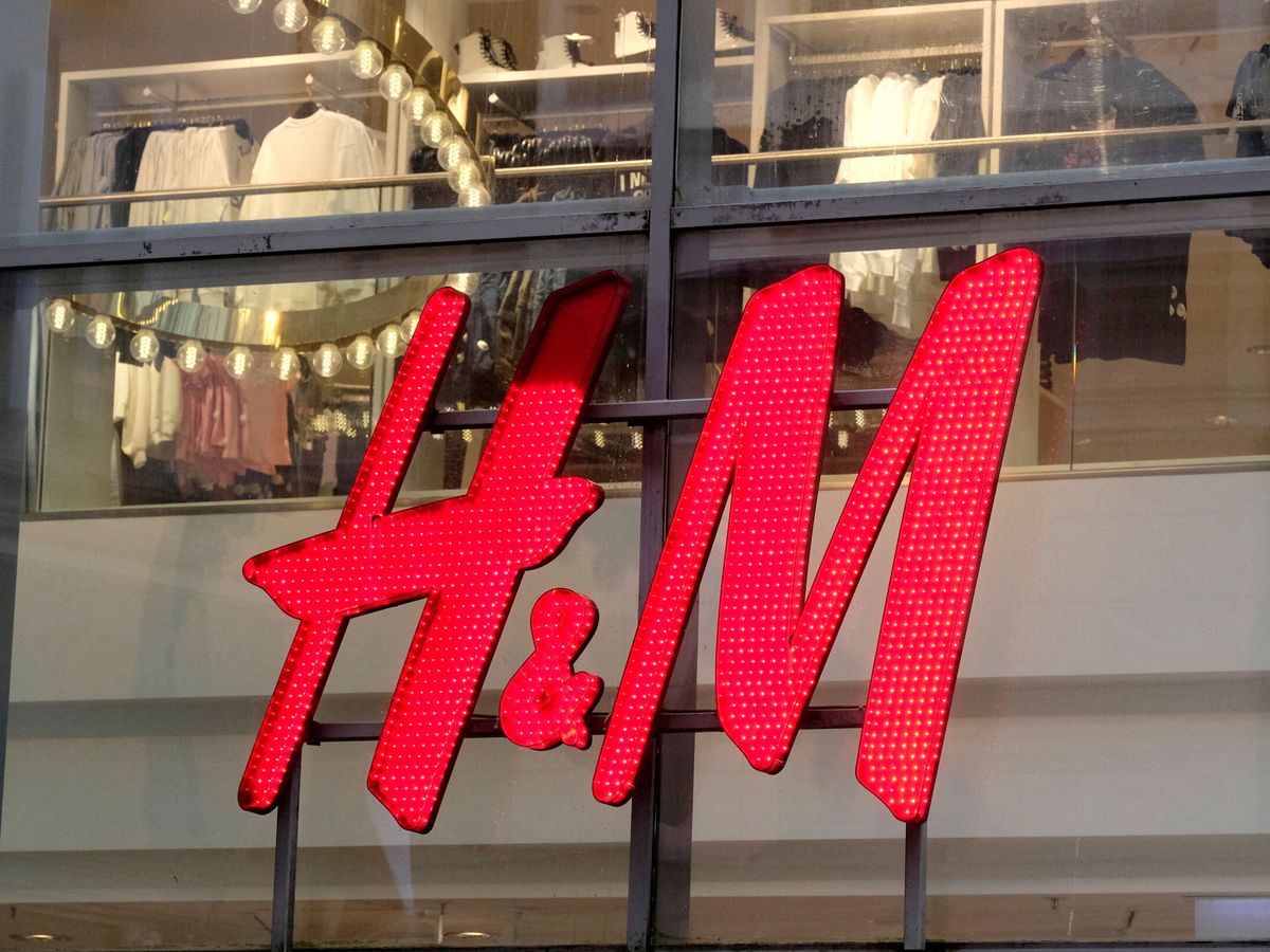 Foto: Logo de H&M en una de sus tiendas. (Reuters)