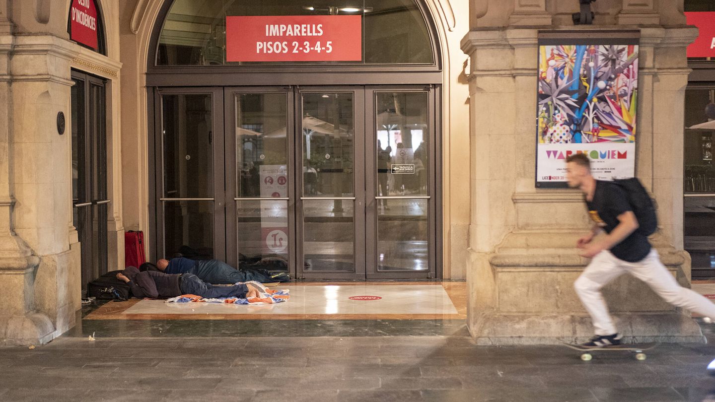 Un mendigo en una de las calles del centro de Barcelona. (Joan Mateu Parra)