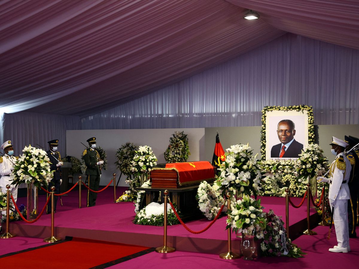 Foto: El ataúd del expresidente de Angola José Eduardo dos Santos en su funeral. (Reuters/Siphiwe Sibeko) 