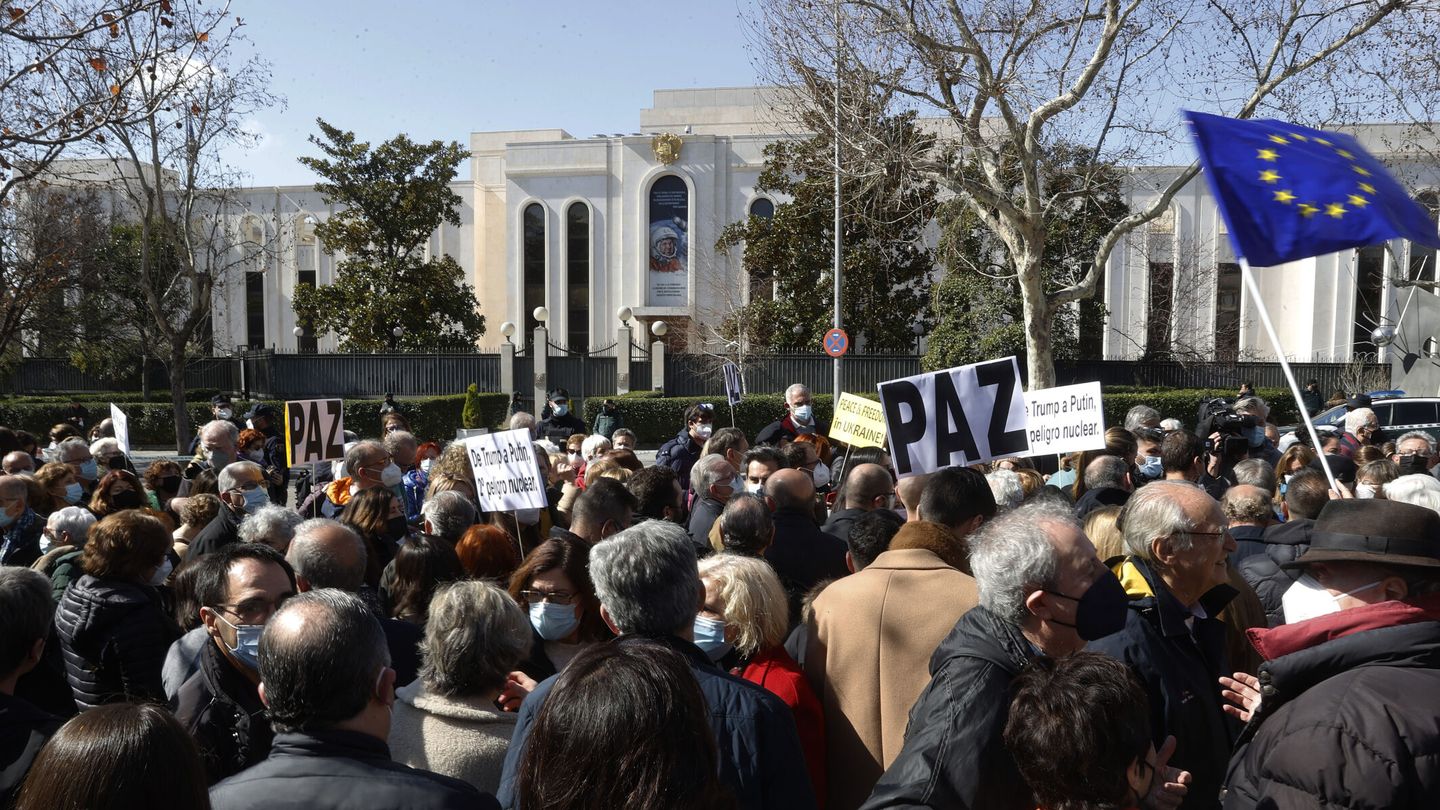 Manifestación frente a la embajada de la Federación de Rusia en Madrid. (EFE/Juan Carlos Hidalgo)