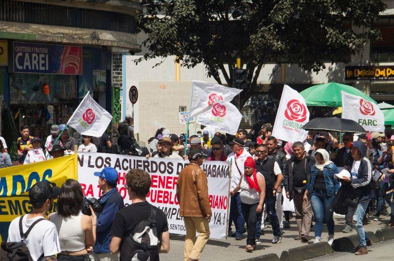Excombatientes de la Farc en las protestas de Bogotá. (H.E.)