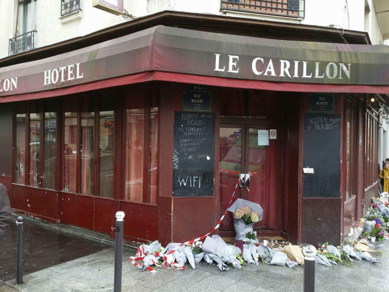 Así amaneció el Café Carrillón tras los ataques. (EFE)