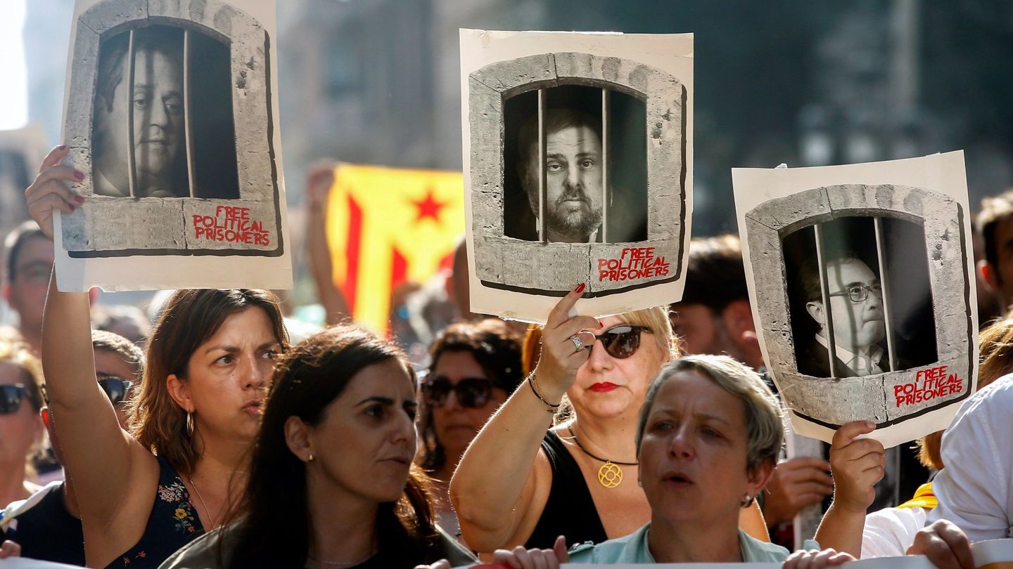 Centenares de personas cortan la céntrica Via Laietana de Barcelona en protesta por la sentencia del procés. (EFE)