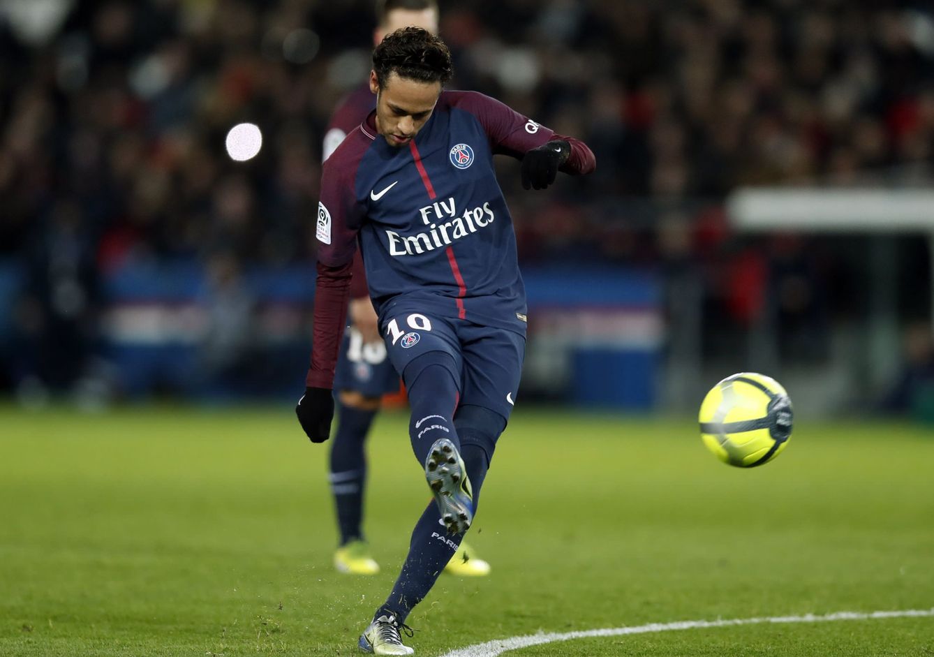 Otro penalti generó polémica en la vida de Neymar y el PSG. (EFE)