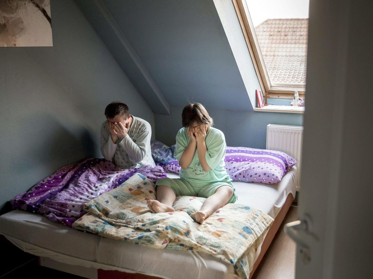 Foto: Una pareja con síndrome de Down se despierta en su casa de Budapest, Hungría. (EFE/ Balazs Mohai).