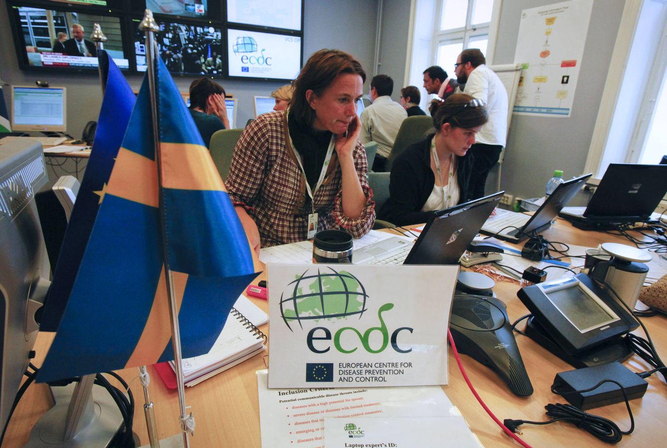 Trabajadores en el European Center for Disease Control, en Estocolmo (Reuters). 