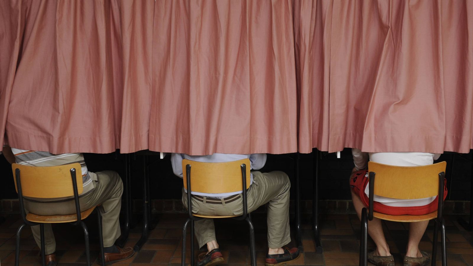 Foto: Ciudadanos belgas votan durante las elecciones generales en un colegio de Sint-Joris-Weer, Bélgica (Reuters).