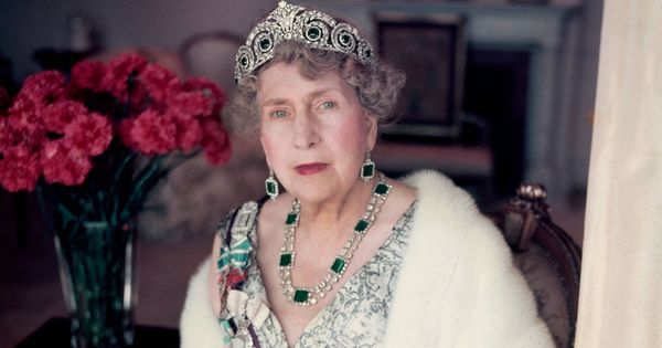 Foto: La reina Victoria Eugenia con la tiara Cartier con esmeraldas. (Getty Images)