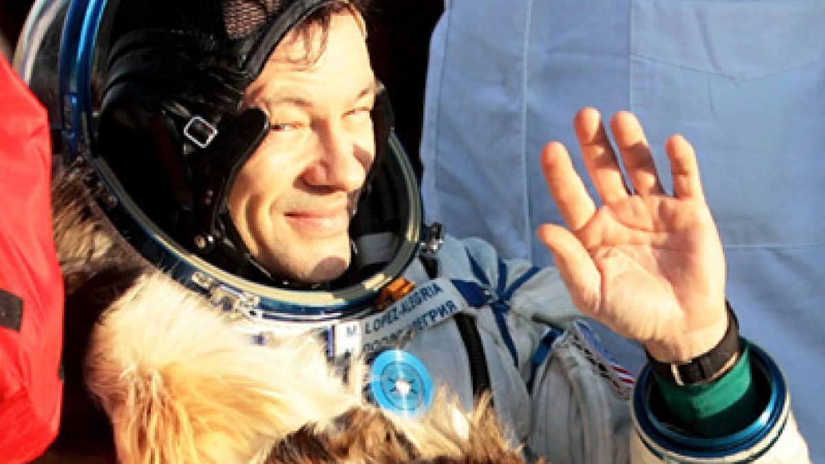 El millonario estadounidense Charles Simonyi culmina su excursión espacial a la ISS