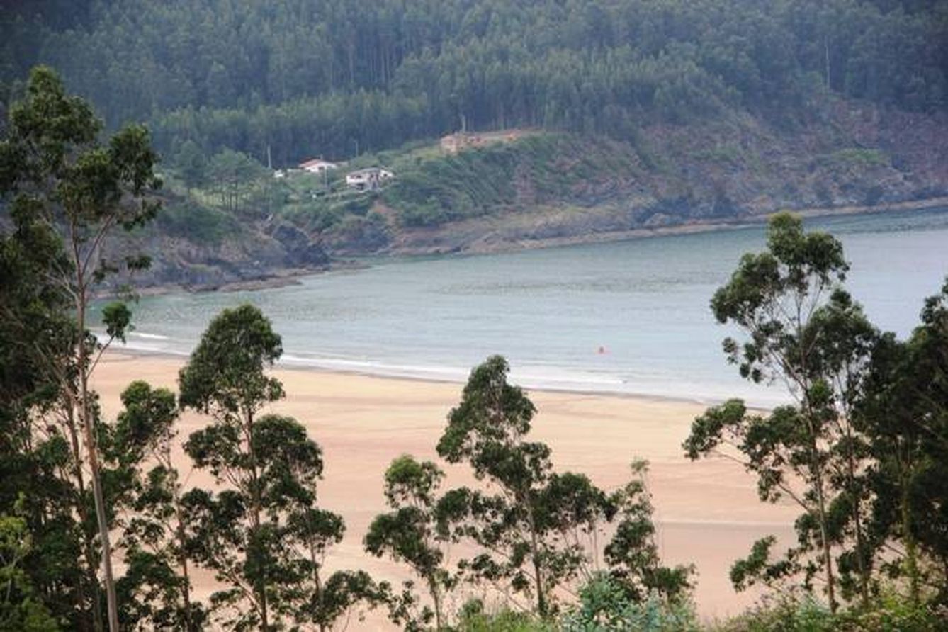 Vista de la playa en Viveiro desde la aldea vendida por 300.000 euros.