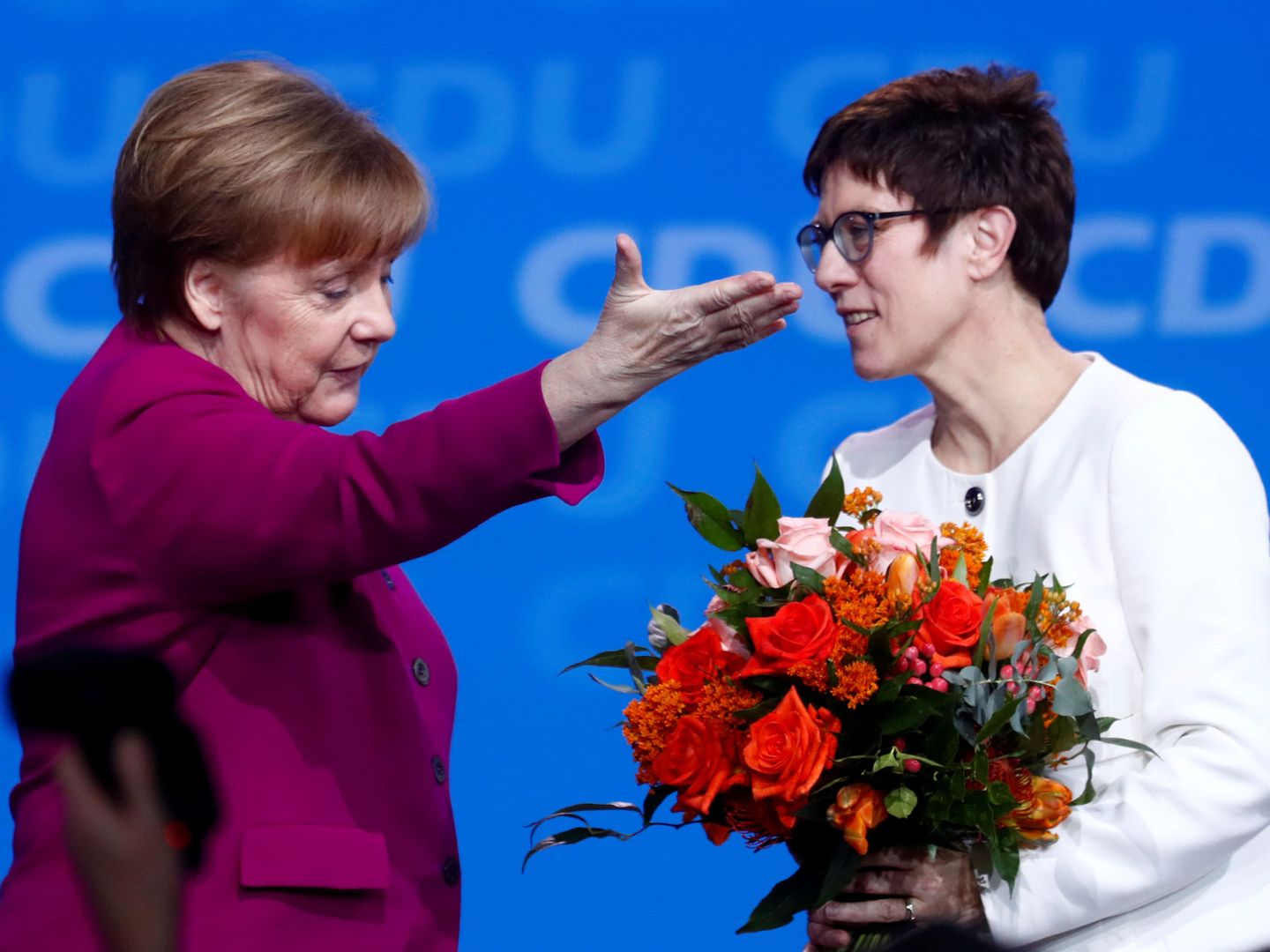 Annegret Kramp-Karrenbauer (d) es la preferida de Merkel para ser su sucesora. (EFE)