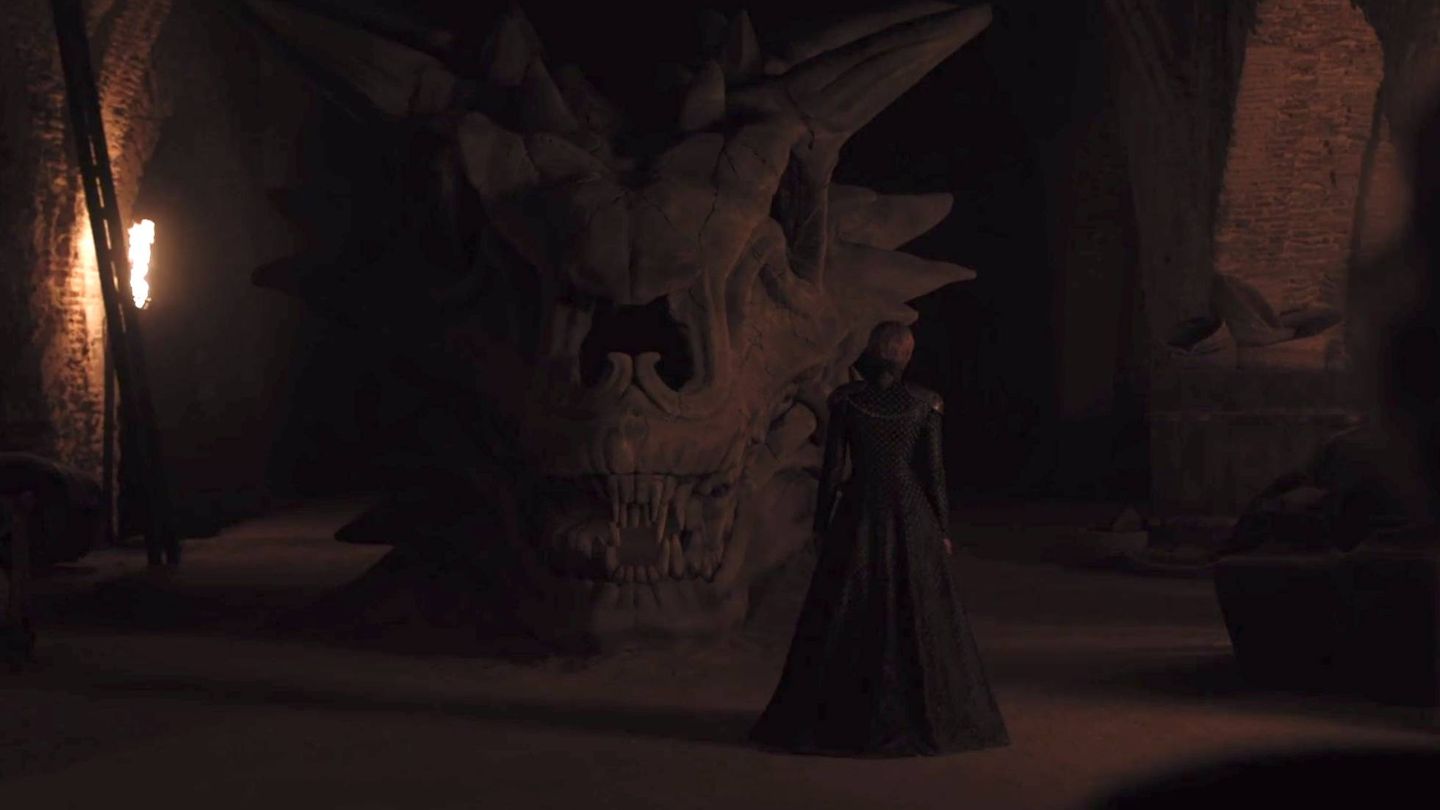Cersei ante el cráneo de Balerion en el segundo episodio de la séptima temporada de 'Juego de tronos'.