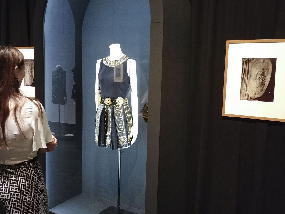 Foto: Una mujer visita la exposición 'Versace frente al espejo' (EFE Inmaculada Tapia)