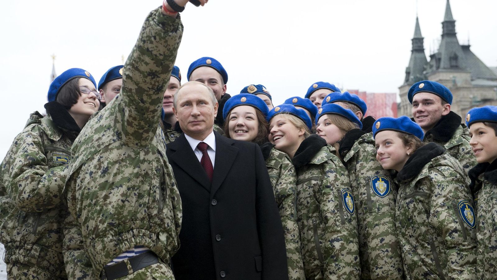 Foto: Vladimir Putin posa con miembros del club militar Vympel durante una ceremonia en Moscú, el 4 de noviembre de 2015. (Reuters)