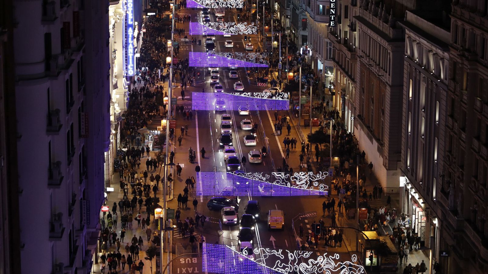 Foto: Cortes de tráfico en el centro de la ciudad durante la temporada navideña. (EFE)