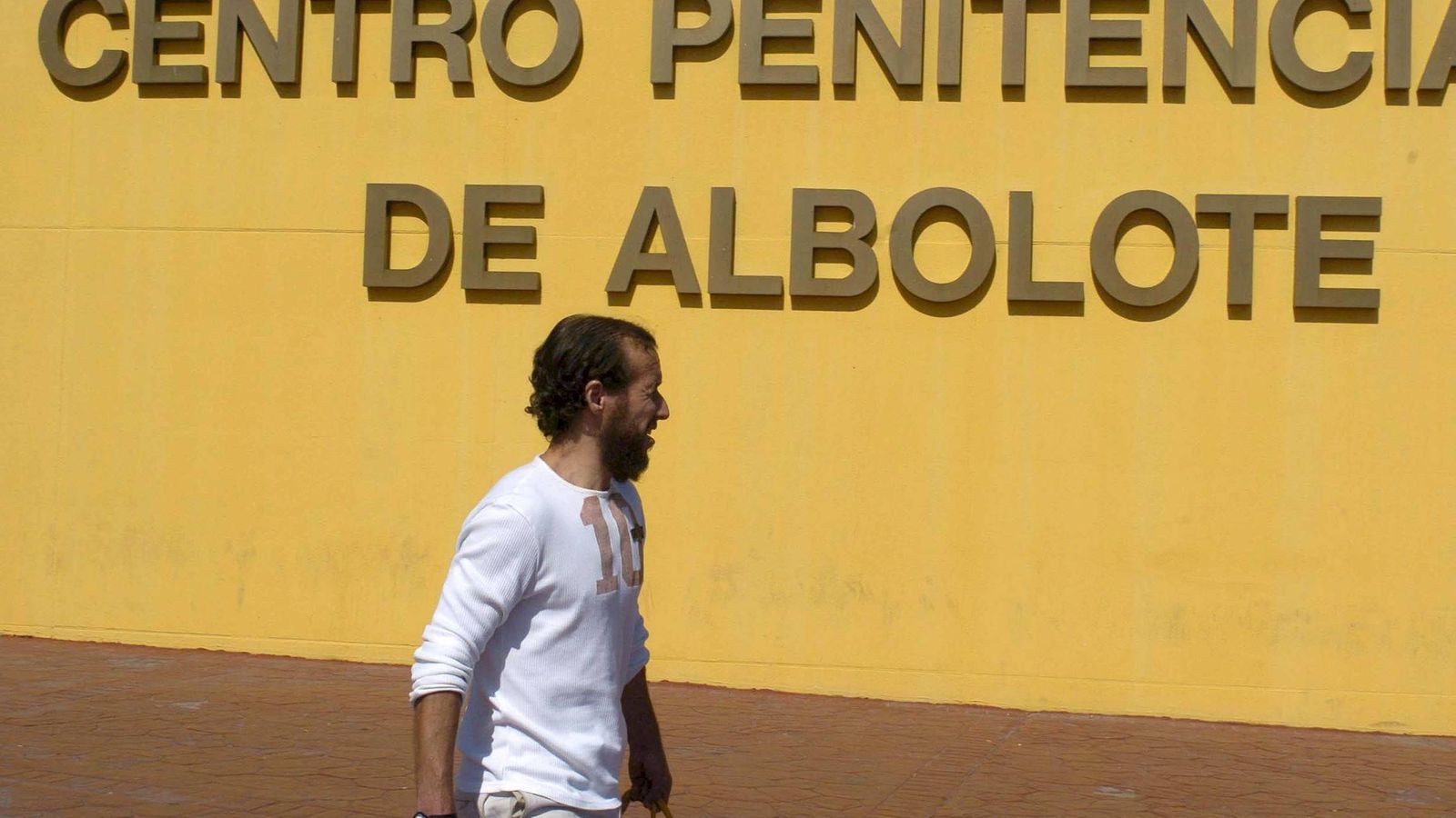 Foto: Un recluso sale de la cárcel de Albolote, donde unos vertidos contaminantes empujaron a Enrique Caracuel al centro de una investigación. (EFE) 