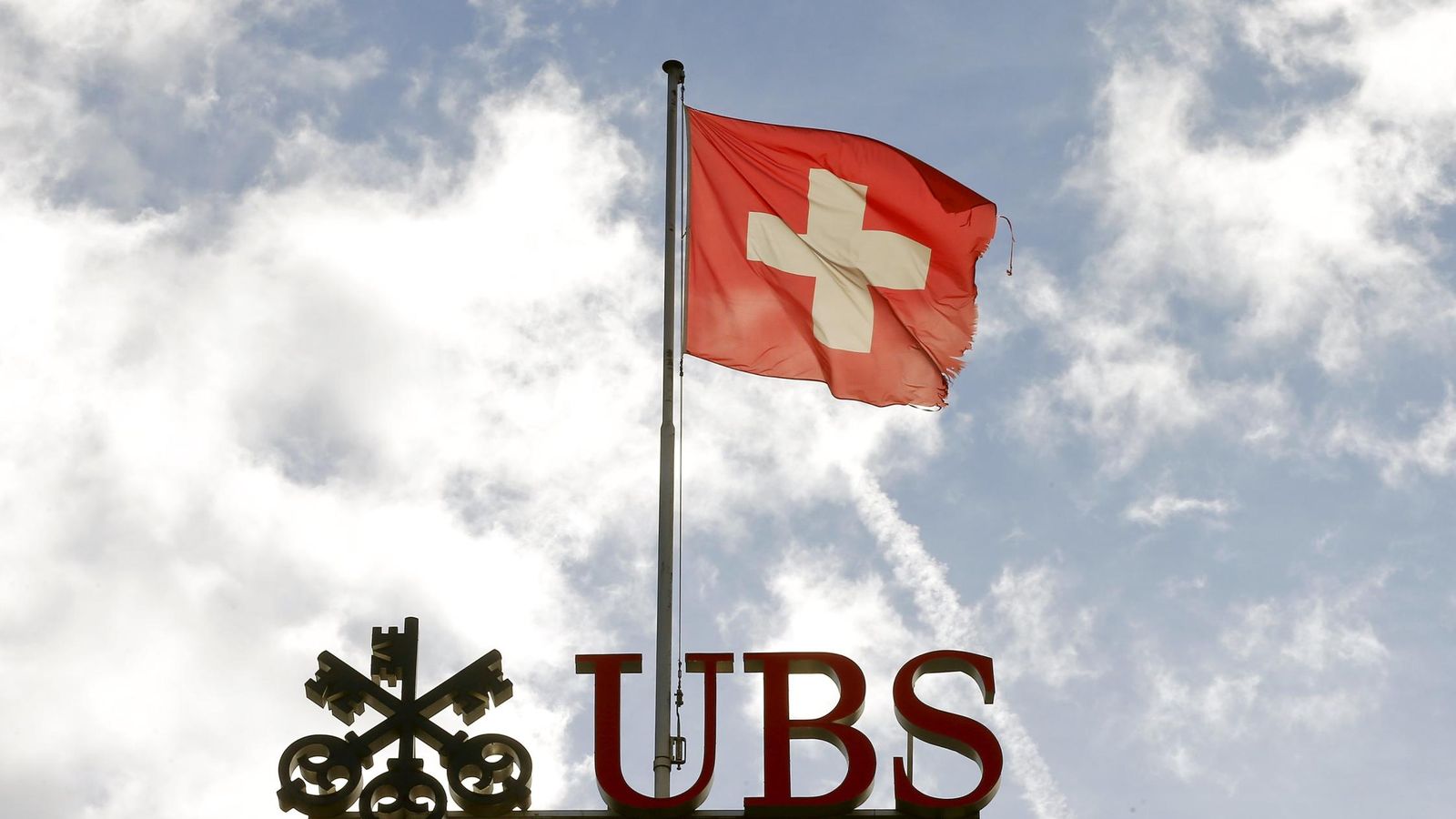 Foto: La bandera de Suiza ondea sobre el logo del UBS en Zúrich. (Reuters)