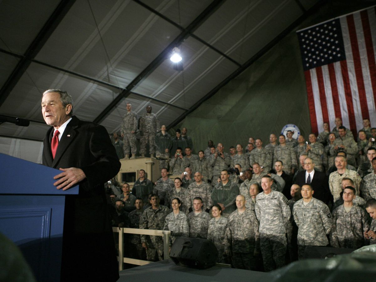 Foto: George W. Bush habla a los soldados en Bagram, Afganistán. (Reuters)