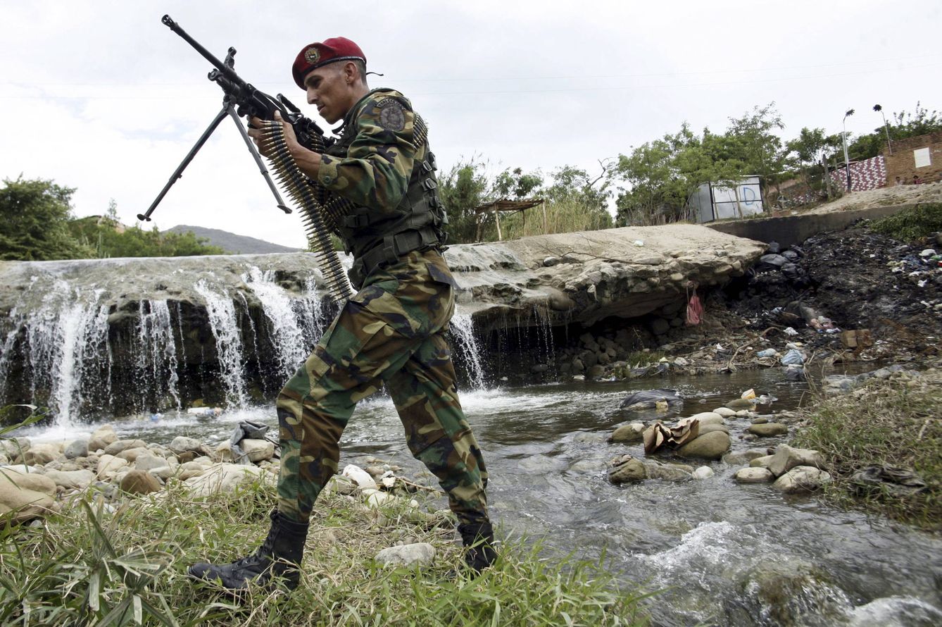 Un soldado venezolano patrulla San Antonio de Táchira, cerca de la frontera colombiana. (Reuters)