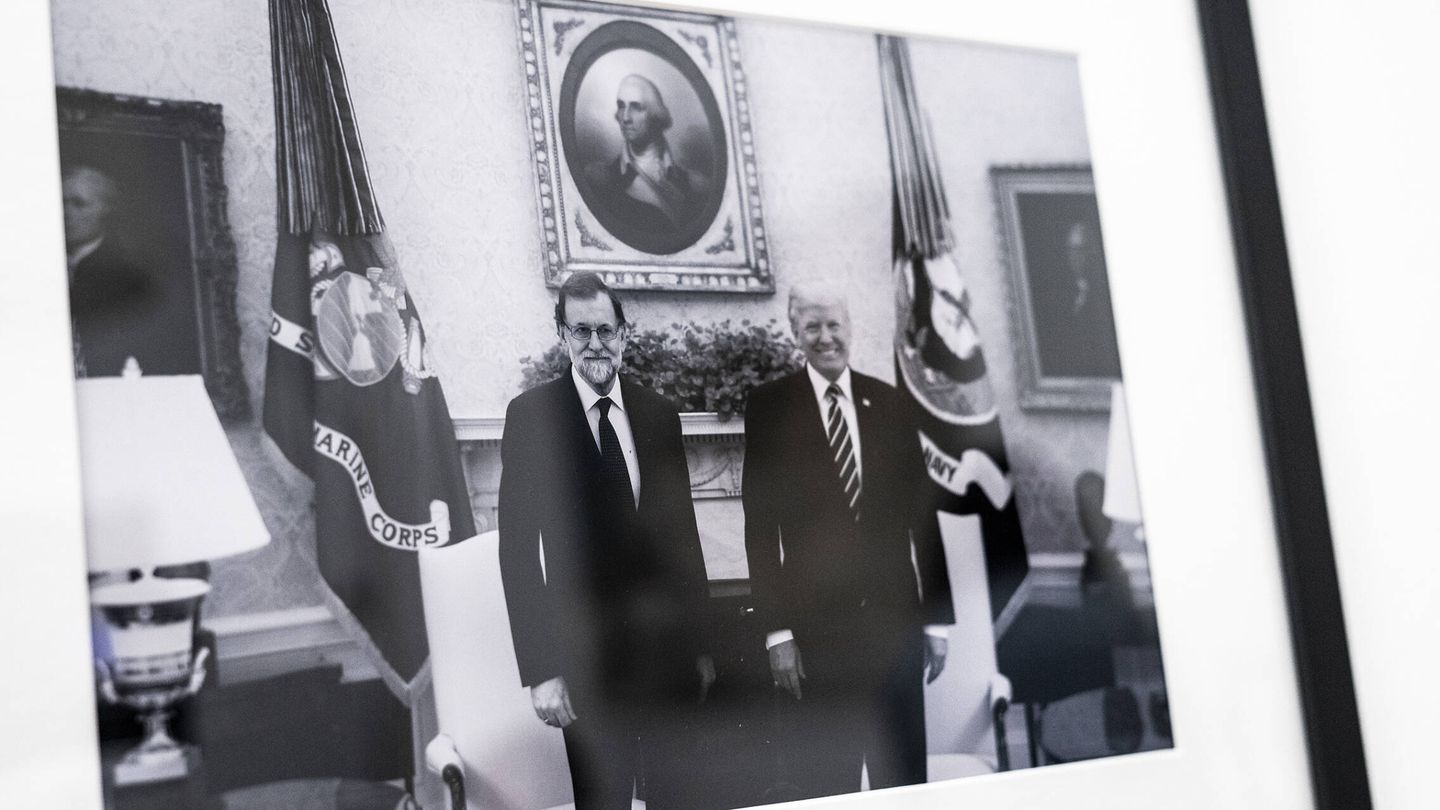Fotografía del expresidente en blanco y negro en la que posa junto a Trump. (A.B.)