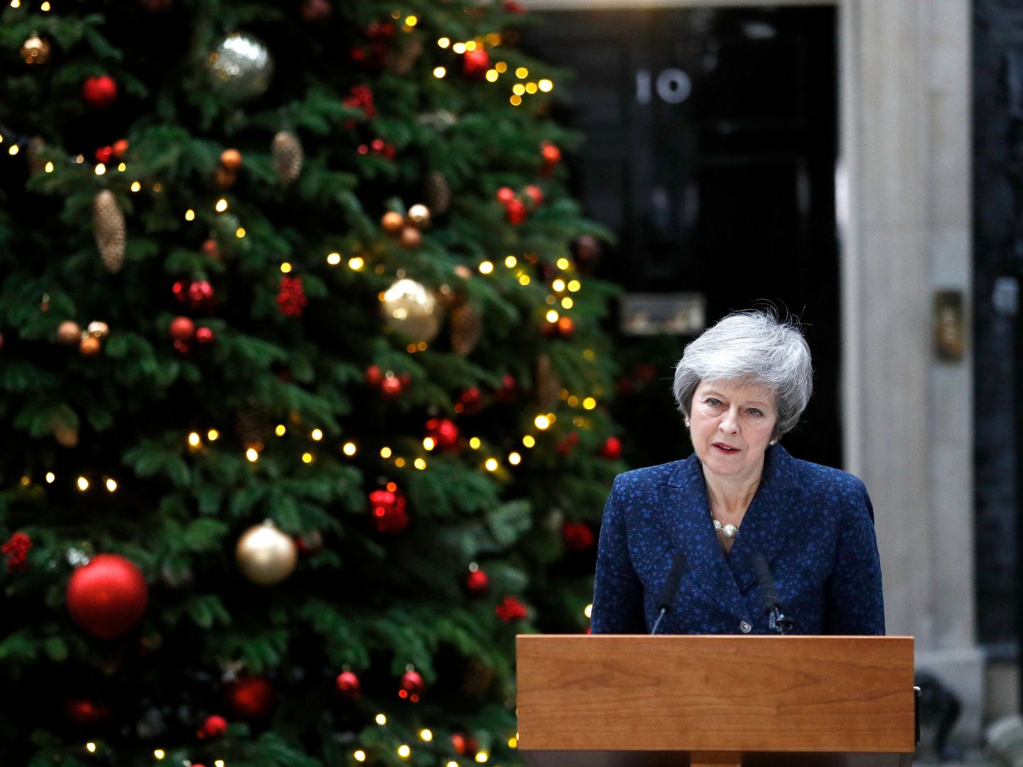 Theresa May se dirige a los medios desde el 10 de Downing Street tras anunciarse la convocatoria de una moción de confianza. (Reuters)