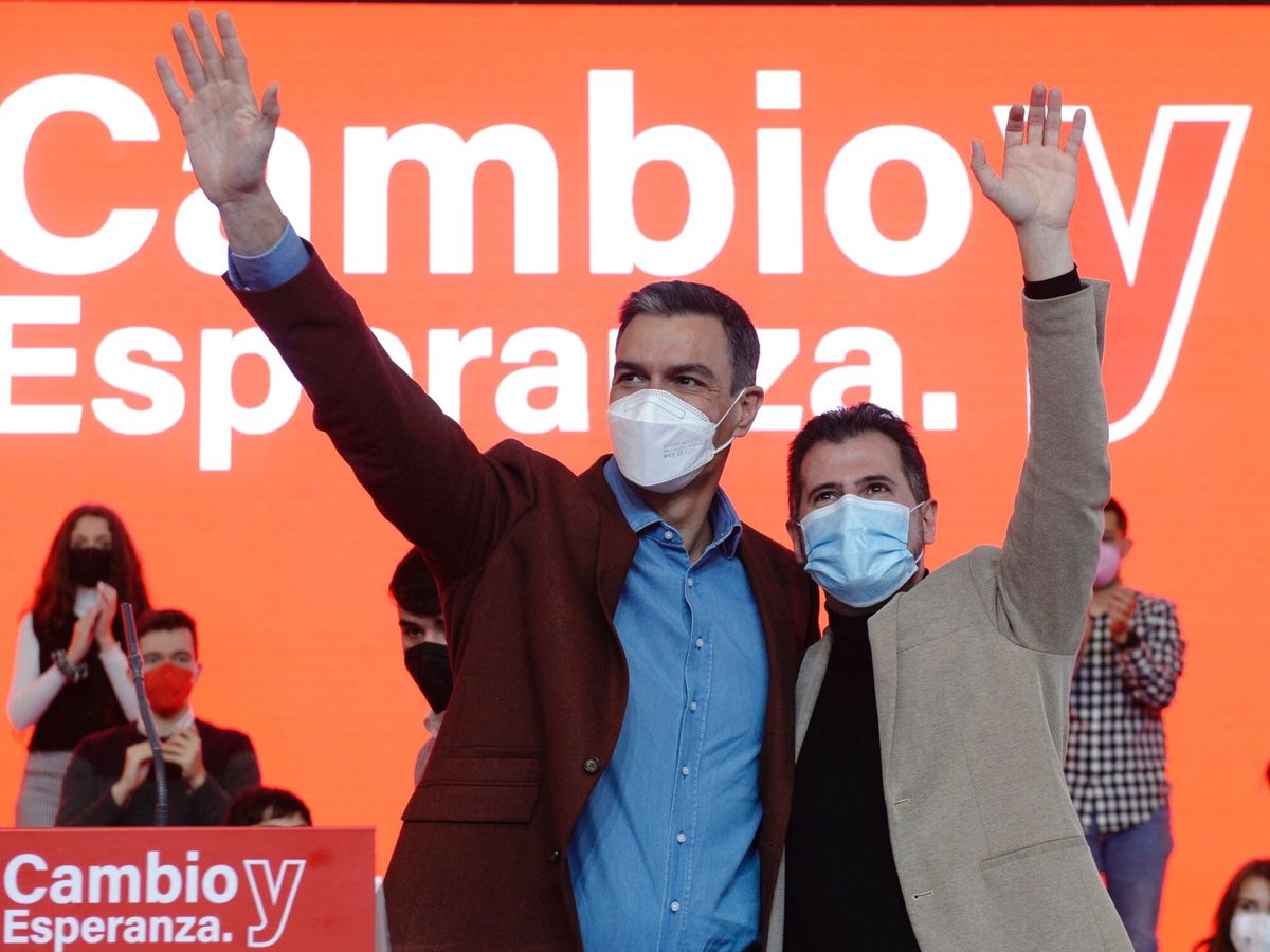 Foto: El presidente del Gobierno, Pedro Sánchez (i) y el candidato Luis Tudanca (d). (EFE Nacho Gallego)