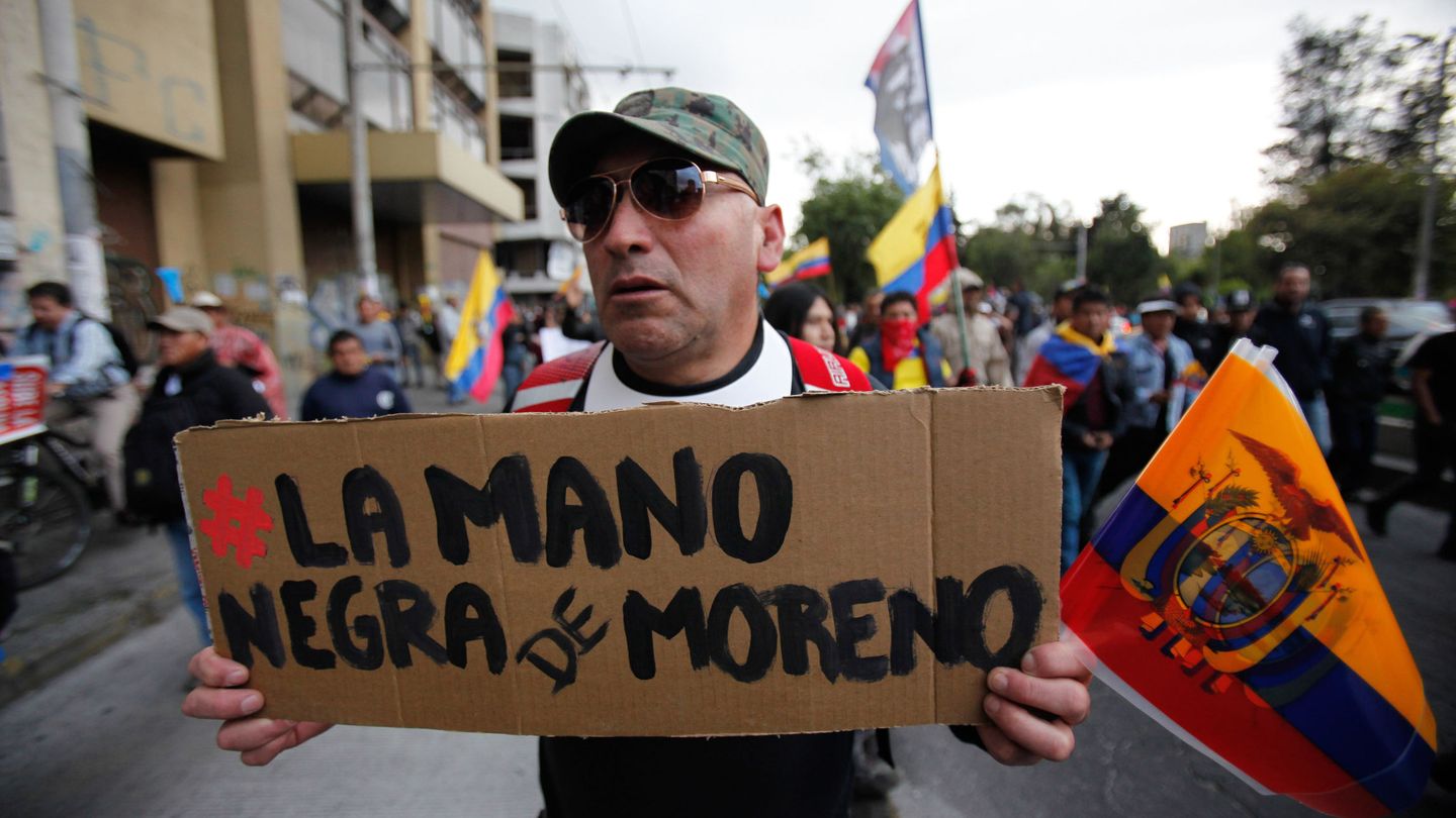 Miembros del movimiento Revolución Ciudadana, que lidera el expresidente ecuatoriano Rafael Correa, protestan en las calles de Quito, el 13 de septiembre de 2018. (EFE)
