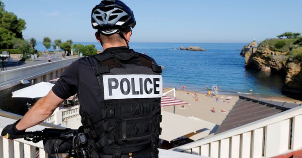 Foto: Un agente de la policía francesa vigila los alrededores de la sede que acogerá la cumbre del G-7. (Reuters)