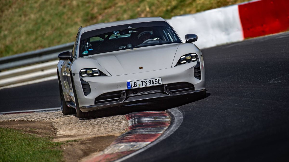 Porsche le quita a Tesla el récord para eléctricos en Nürburgring con el Taycan Turbo S