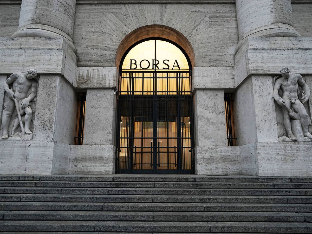 Foto: Vista de la fachada de la Bolsa de Milán. (Getty/Vittorio Zunino Celotto)