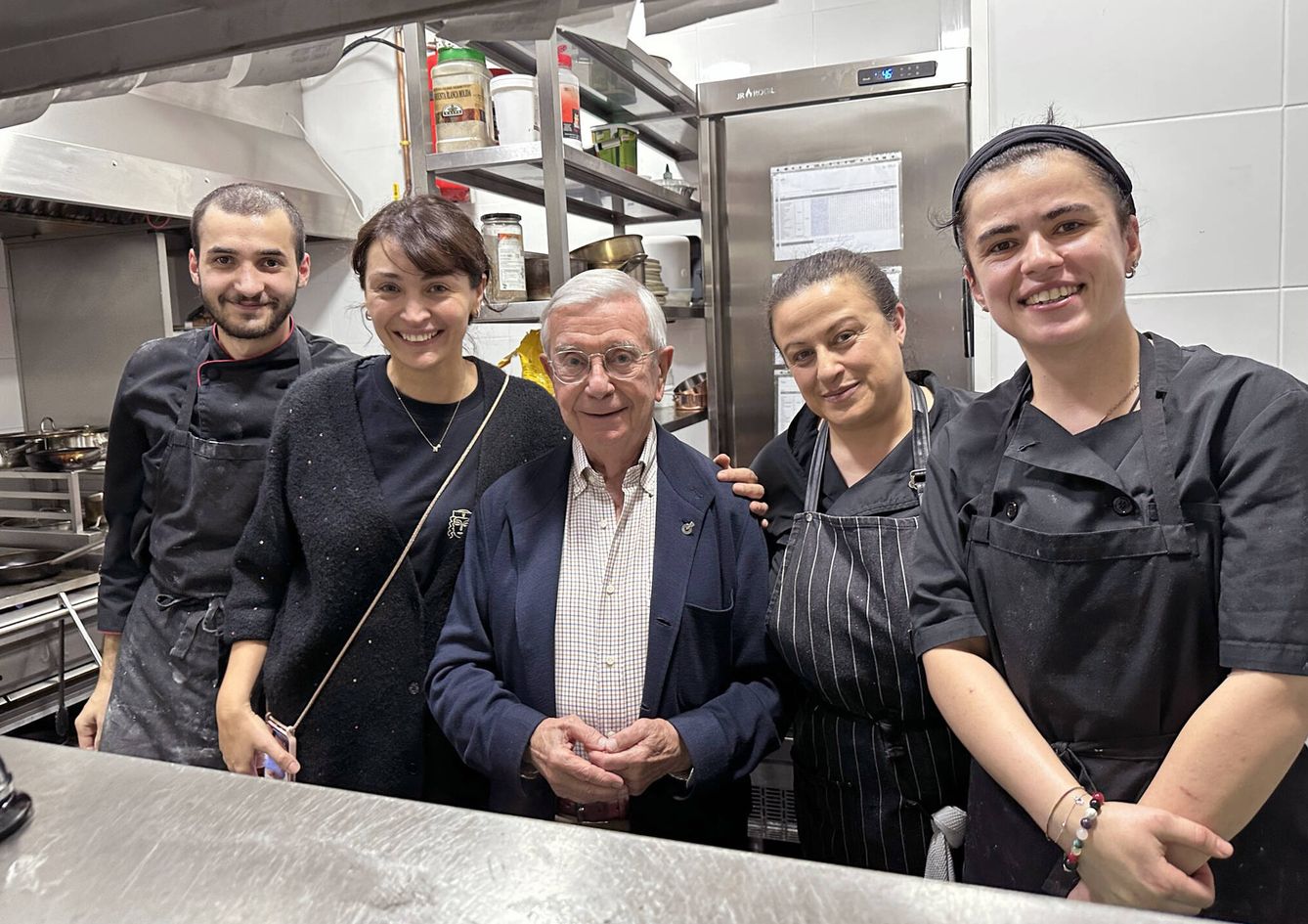 Rafael Ansón con el equipo del restaurante georgiano Nunuka, en Madrid. (Rafael Ansón)