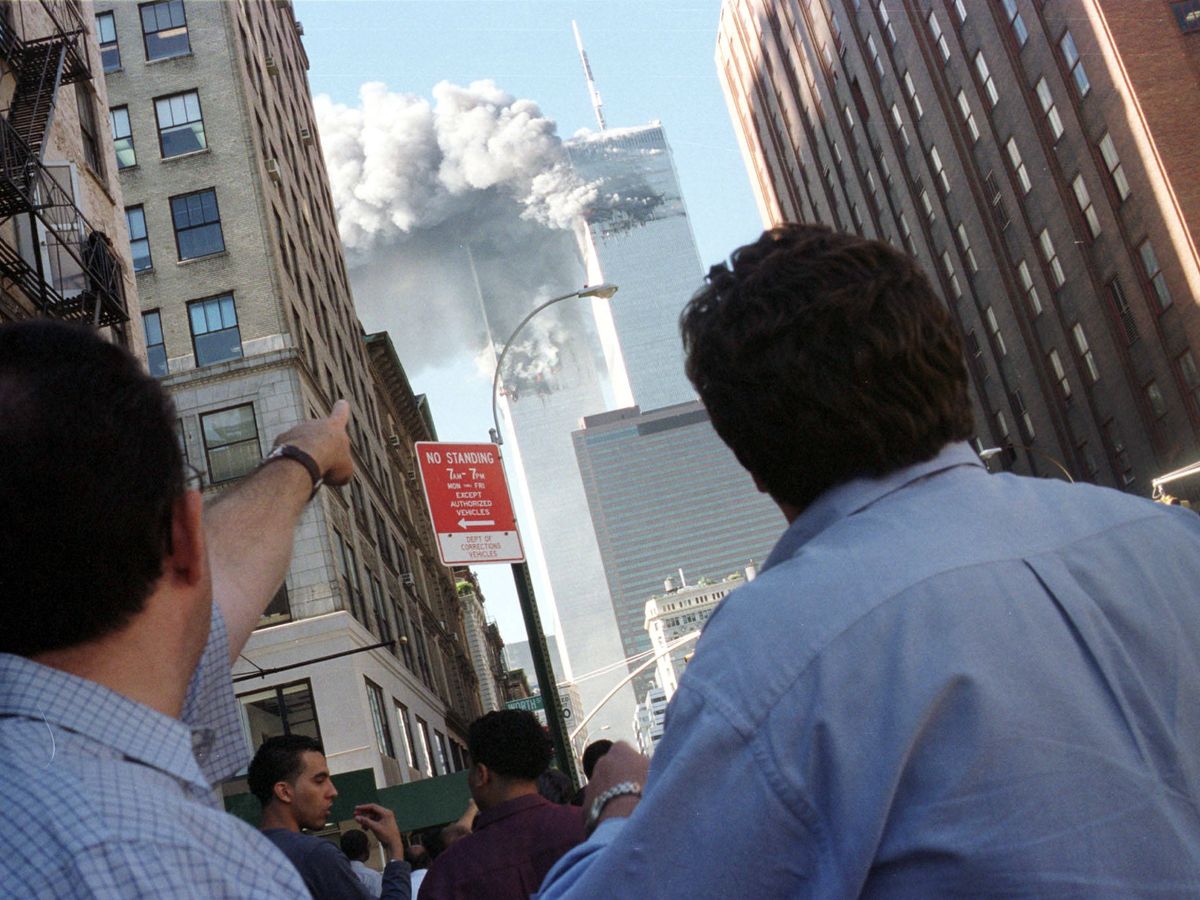 Foto: Neoyorquinos observan el ataque contra las Torres Gemelas, el 11 de septiembre de 2001 (Reuters)