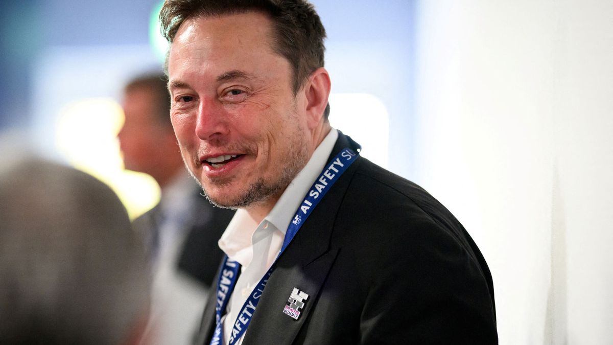 Elon Musk afirma que la conducción autónoma total llegará en meses, pero hay un problema