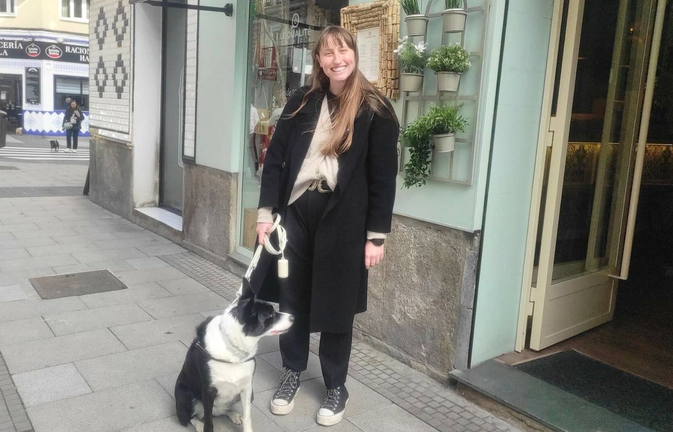 Anna pasea con su perro por la calle Ponzano de Madrid, repleta de restaurantes o bares y muy cerca de su casa. (L.B.)