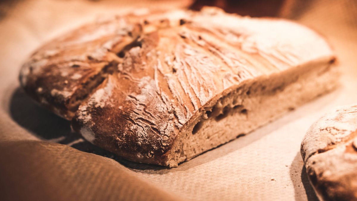 El tesón de un panadero senegalés que se ha hecho muy popular: "El pan se vende solo"