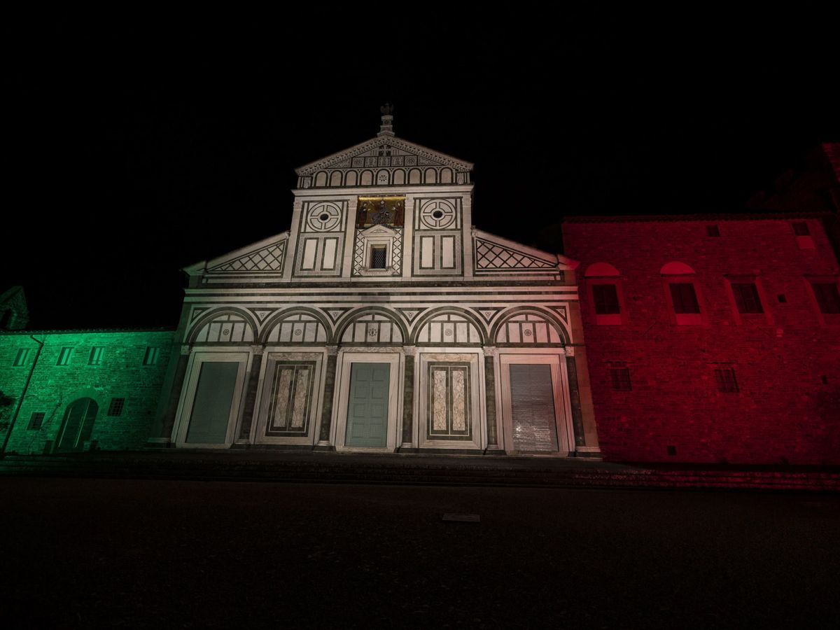 Foto: La Basílica de San Miniato al Monte, iluminada con los colores de la bandera de Italia en Florencia (EFE)