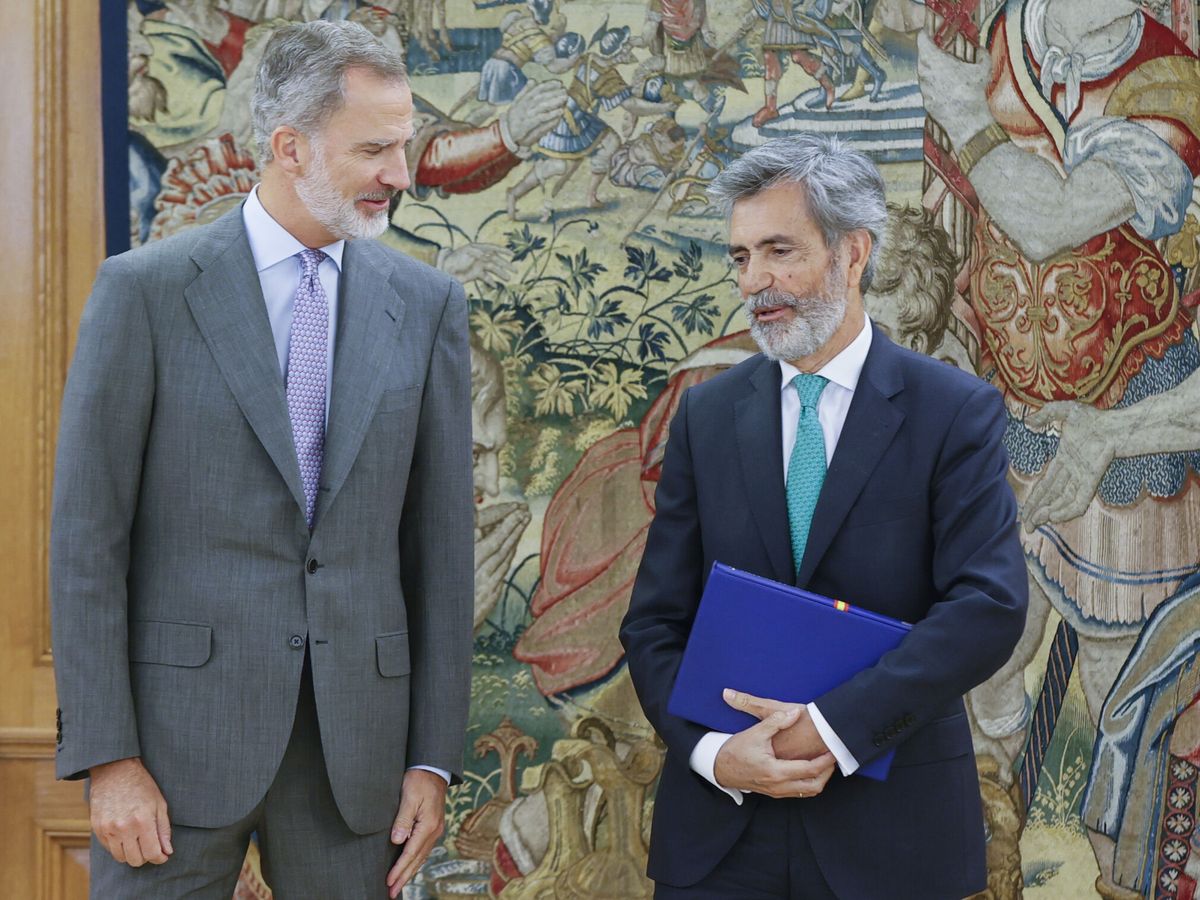 Foto: Felipe VI junto a Carlos Lesmes. (EFE/Ballesteros)