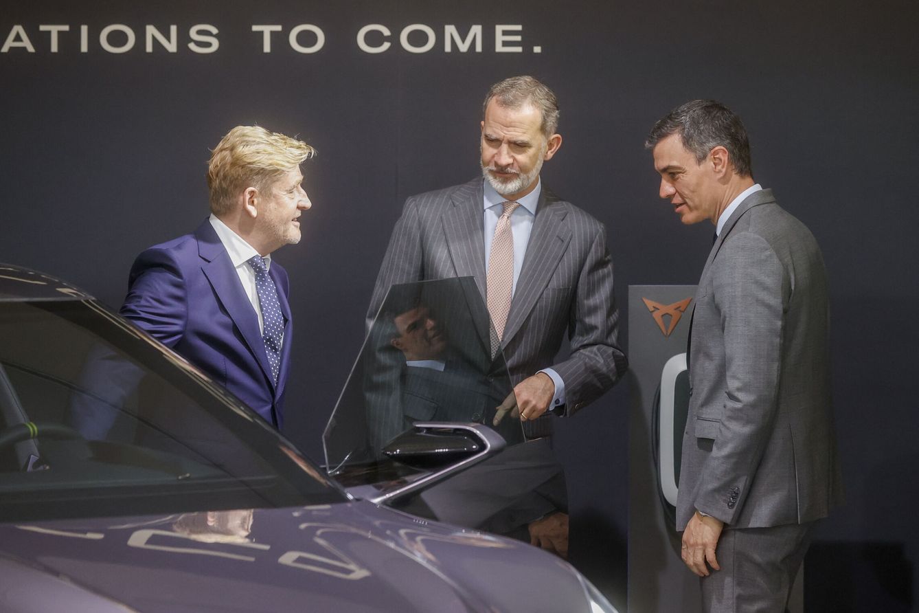 El rey Felipe VI, acompañado por el presidente del Gobierno, Pedro Sánchez y el presidente de SEAT, Wayne Griffiths (izq) durante el acto de inicio de la construcción de la gigafactoría de baterías del grupo Volkswagen en Sagunto. (EFE)