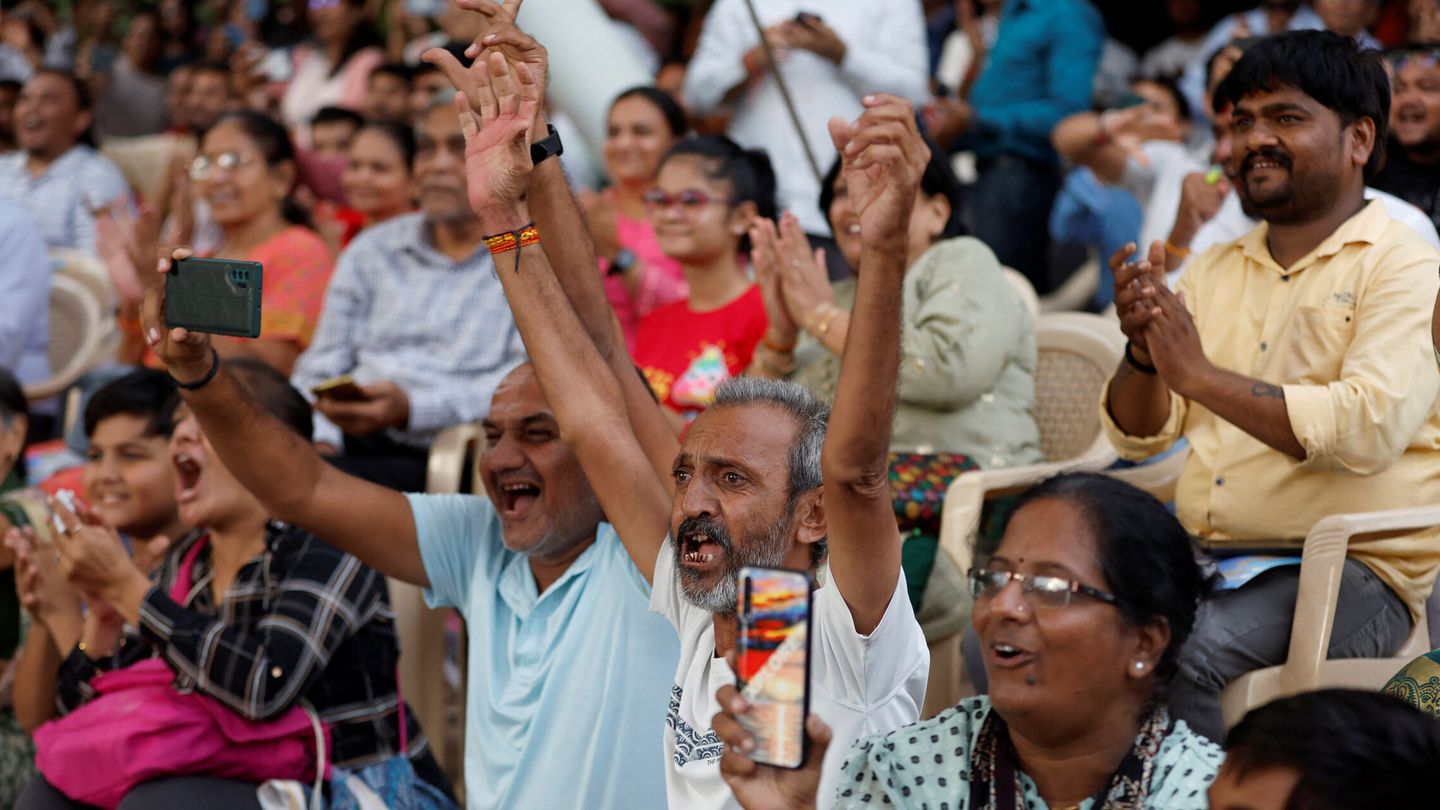 Los indios celebran el éxito. (Reuters)