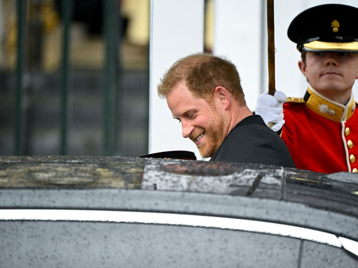 El príncipe Harry coge un coche después de la ceremonia. (Reuters)